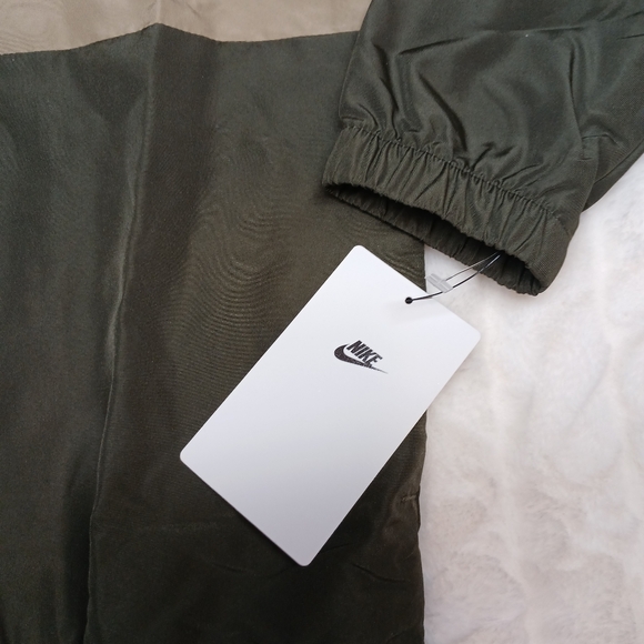 Nike Boys Dri-Fit Windbreaker Jacket | Cargo Khaki Tan | Size 6 | NWT - Picture 10 of 10